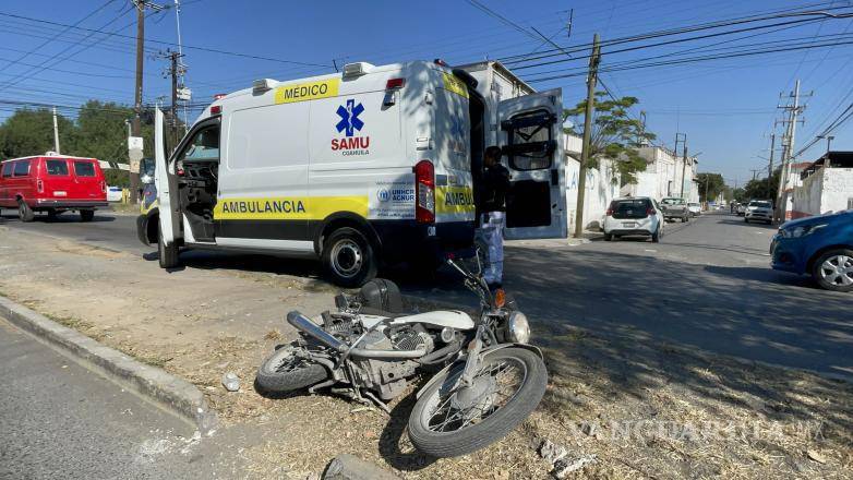 $!Personal de la Secretaría de Salud atendió al lesionado en el lugar del accidente.