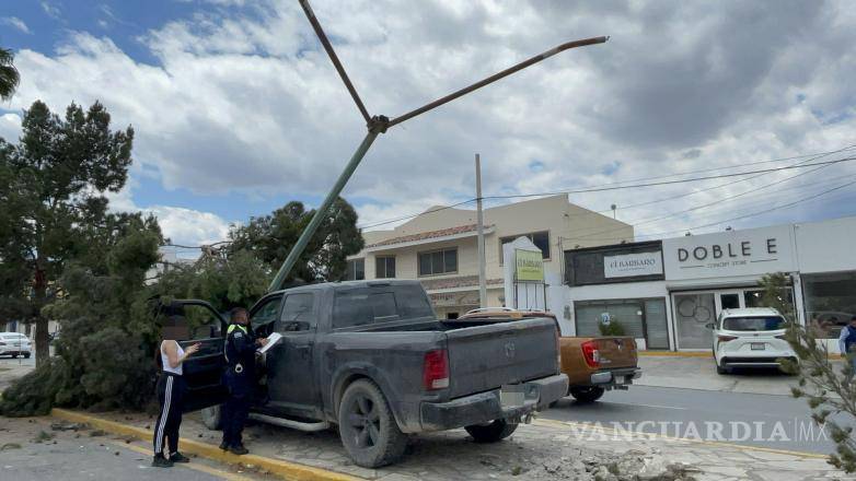 $!Oficiales municipales aseguraron la unidad tras el accidente en José Musa de León.