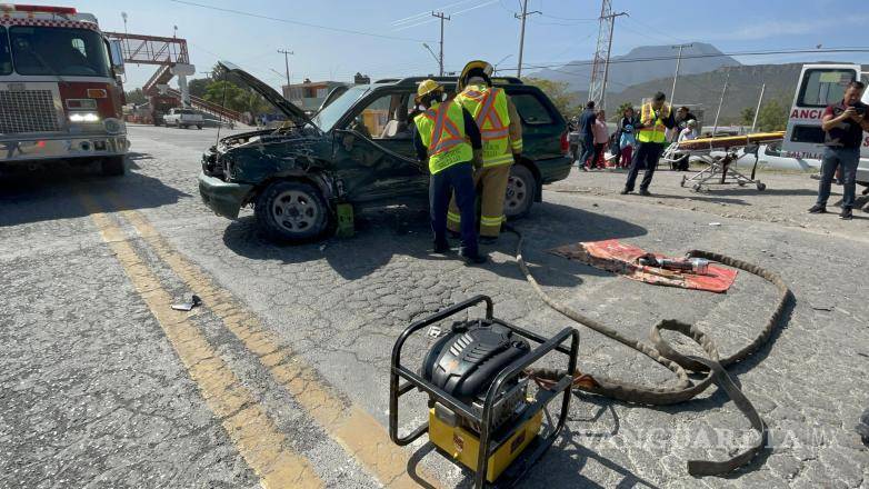 $!Bomberos y una ambulancia de la Cruz Roja atendió a los lesionados.