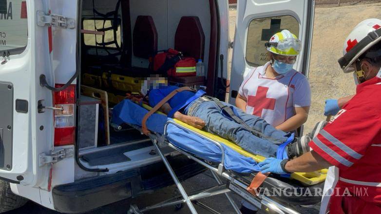$!El lesionado fue estabilizado en el sitio y posteriormente trasladado a la Clínica No. 2 del IMSS, donde quedó bajo observación médica para su valoración especializada.