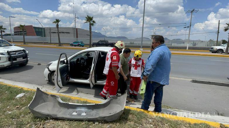 $!Paramédicos de la Cruz Roja valoraron a los involucrados y descartaron lesiones que requirieran traslado a un hospital.