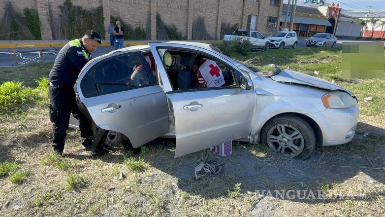 $!El Chevrolet Aveo volcó en repetidas ocaciones sobre el bulevar Antonio Cárdenas tras el fuerte impacto.