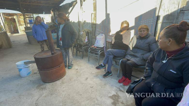 $!Vecinos se suman a los rezos y muestras de solidaridad en el domicilio donde es velada la menor.