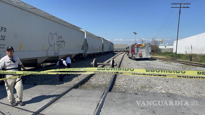 $!Agentes de seguridad y empleados de la empresa ferroviaria trabajaron en la remoción de los vagones para restablecer el tráfico.