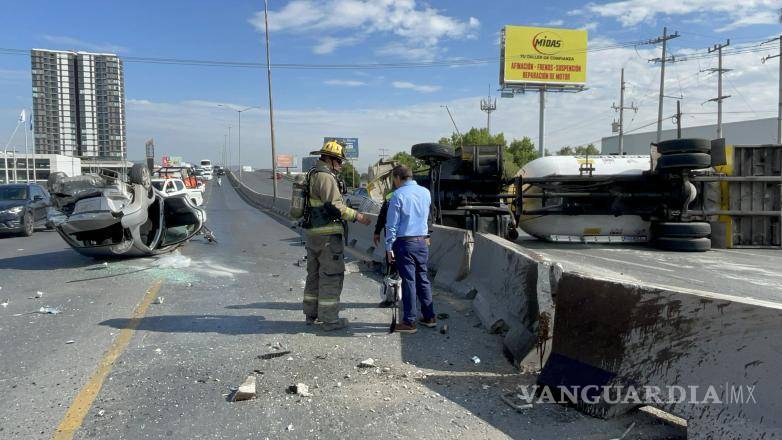 $!El accidente provocó largas filas de vehículos y afectaciones a la circulación en ambos sentidos del bulevar Nazario Ortiz Garza, mientras se realizaban las maniobras de auxilio y el peritaje correspondiente.