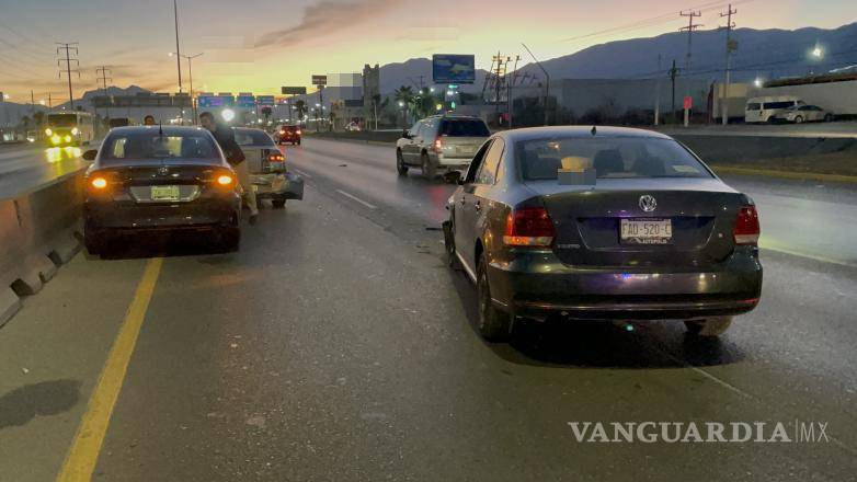 $!Los vehículos quedaron varados en el carril de alta velocidad, generando peligro.