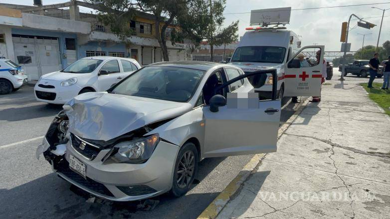 $!Agentes de la Policía Municipal de Tránsito acudieron al lugar del accidente, realizando el levantamiento de datos.