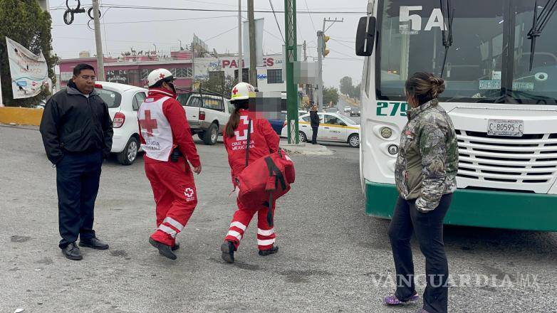 $!Personal de la Cruz Roja atendió a la mujer lesionada tras el accidente ocurrido en la colonia Buenos Aires, en Saltillo.