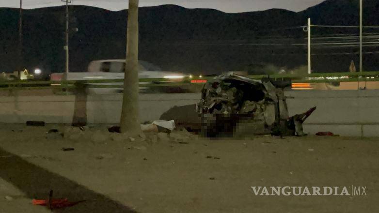 $!El vehículo Renault Kwid quedó volcado tras impactarse contra la base de la baranda y varias palmeras en el bulevar Los Fundadores.