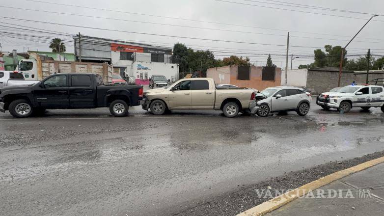 $!Autoridades de Tránsito Municipal acudieron al sitio para tomar conocimiento del percance y agilizar la circulación.