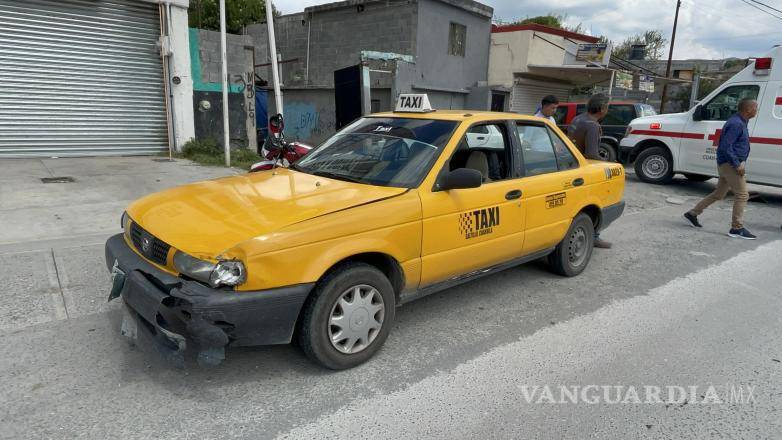 $!El conductor del taxi quedó asegurado a la espera de la aseguradora, que se encargará de cubrir los daños ocasionados en el percance.
