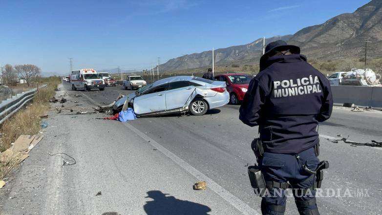 $!Elementos de la Policía del Estado y municipal resguardaron la zona del accidente mientras peritos de la Fiscalía realizaban las diligencias correspondientes y documentaban la escena.