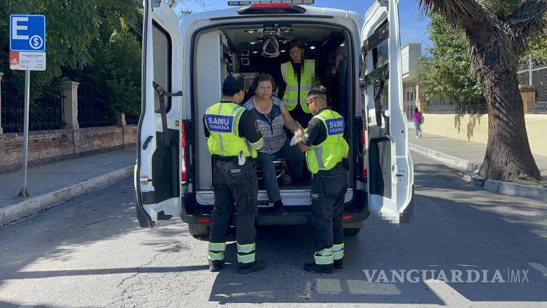 $!El personal de la Secretaría de Salud revisó a Imelda ¨N¨ tras el accidente, quien no presentó lesiones graves.