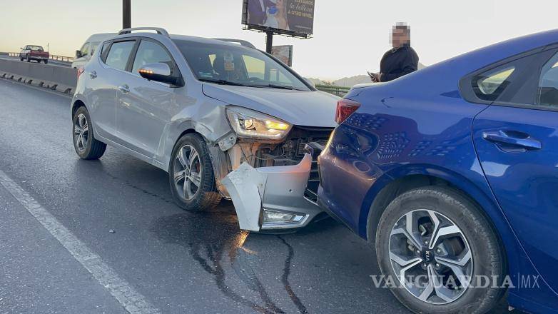 $!La camioneta JAC sufrió daños en la parte frontal tras el impacto en el carril izquierdo.