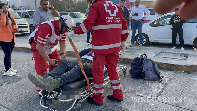 $!Trabajadores del DIF y testigos del accidente acudieron inmediatamente a auxiliar al joven motociclista.