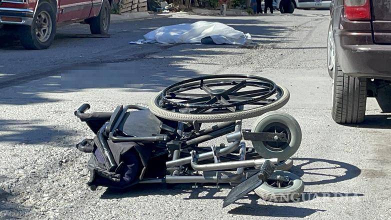 $!Paramédicos de la Secretaría de Salud acudieron al sitio para atender al hombre en silla de ruedas, pero ya no pudo salvarse.