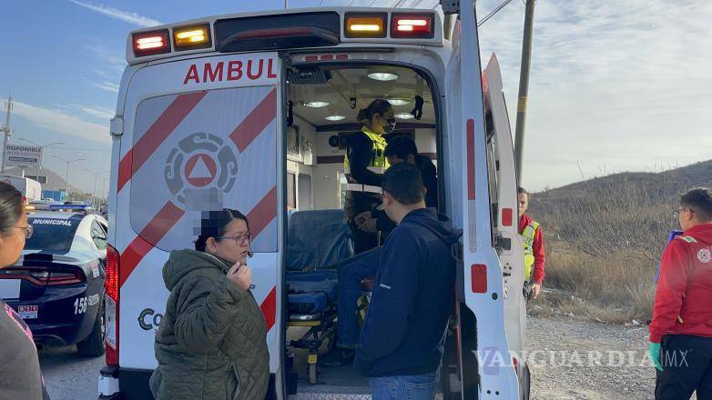 $!Personal de bomberos de Ramos Arizpe auxilió al motociclista accidentado en la curva de la salida a Saltillo.