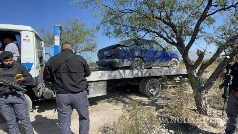 $!El auto fue localizado en un camino de terracería..