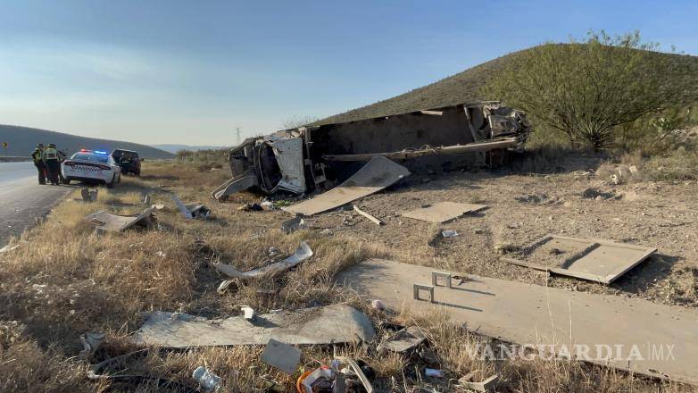 $!Personal de Bomberos de Derramadero atendió al lesionado antes de su traslado a la Clínica Uno del IMSS.
