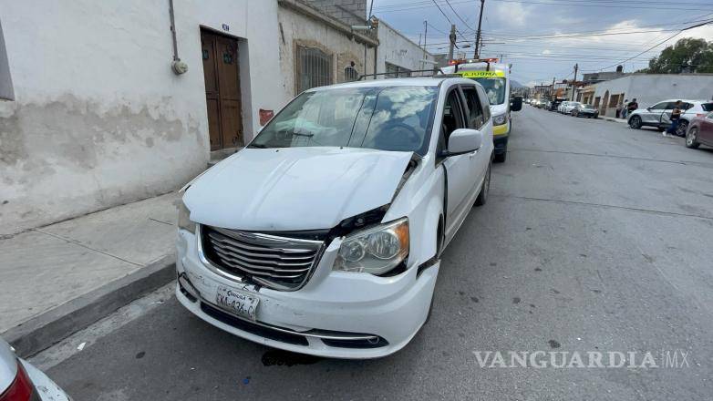 $!Paramédicos brindaron atención a los conductores lesionados en el lugar.