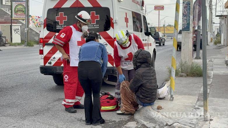 $!Policías municipales acudieron al cruce de las calles 17 y 8 para tomar conocimiento del accidente.