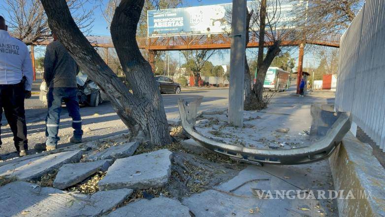 $!Familiares llegaron al lugar del accidente para asumir la responsabilidad de los daños ocasionados tras el impacto.