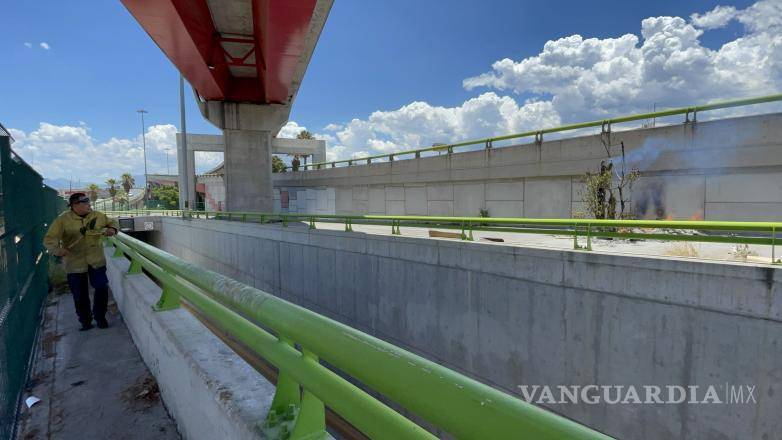 $!Tras varios minutos de trabajo, las llamas fueron sofocadas por completo.