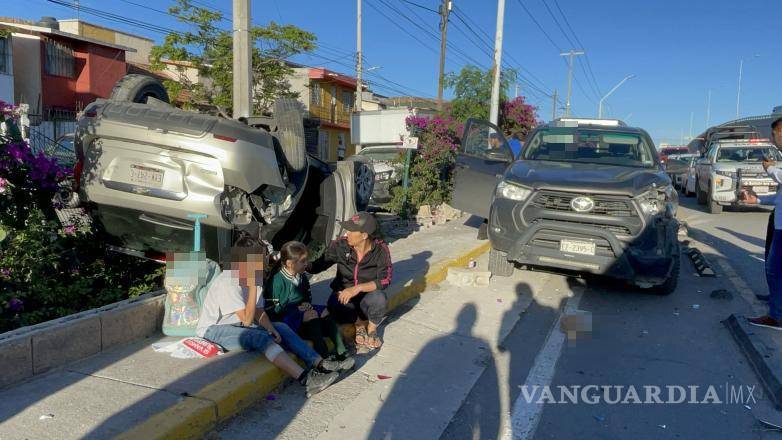 $!Testigos ayudaron a los ocupantes a salir del vehículo accidentado.