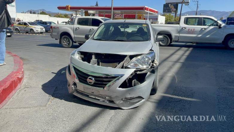 $!El vehículo involucrado permaneció atravesado en el carril hasta que concluyeron las diligencias.