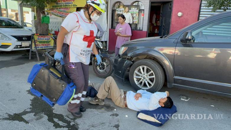 $!Paramédicos de la Cruz Roja atendieron al trabajador lesionado tras el percance.