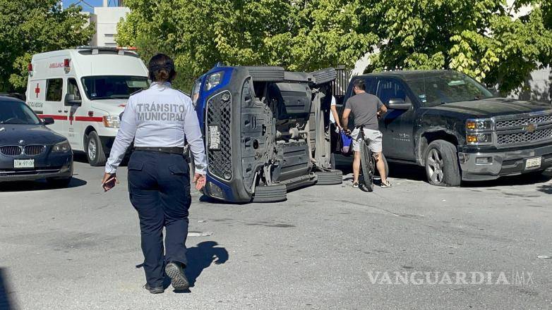 $!Policía Municipal y socorristas en el lugar del accidente en Plaza de La Paz y Plaza Garibaldi.