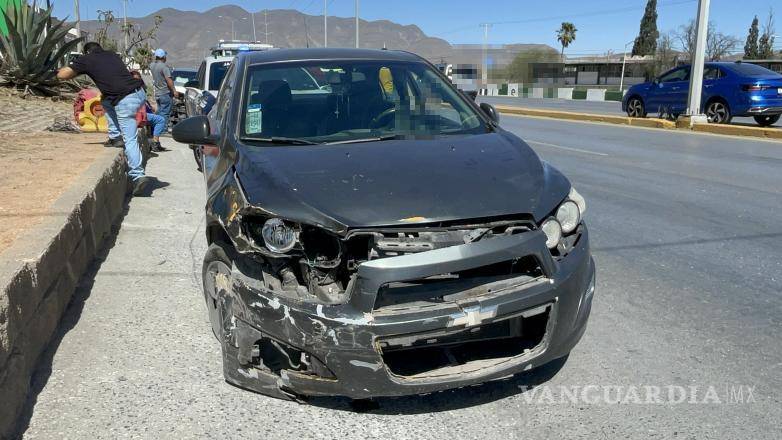 $!El incidente se produjo en la colonia Francisco I. Madero, donde ambos vehículos quedaron dañados tras la colisión.