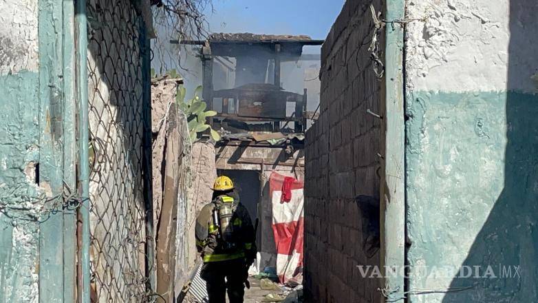$!La estructura de madera y lámina quedó destruida, sin posibilidad de recuperar pertenencias.