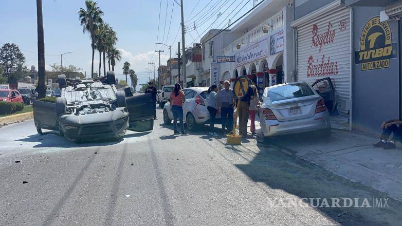 $!Los ocupantes fueron valorados en el sitio y no requirieron traslado hospitalario.