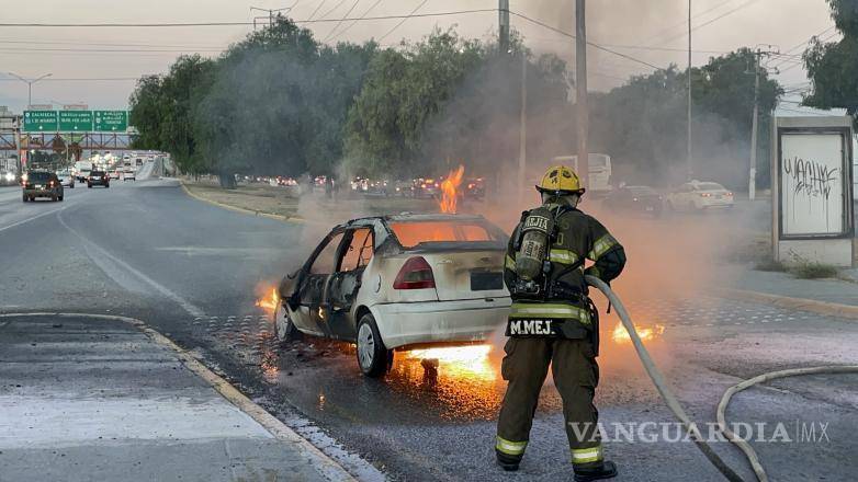 $!Bomberos trabajaron varios minutos para sofocar las llamas del vehículo siniestrado.