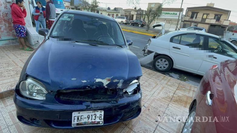 $!Los autos afectados quedaron con abolladuras y faros rotos luego del choque provocado por el camión de personal.