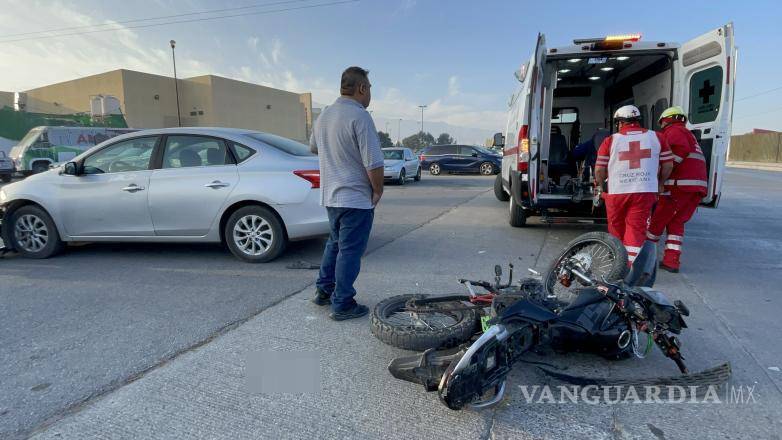 $!El motociclista fue valorado en el lugar y, afortunadamente, no presentó lesiones graves.