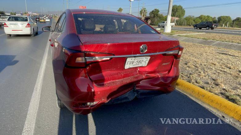 $!Un automóvil MG fue impactado por la parte posterior por un Dodge Attitude.