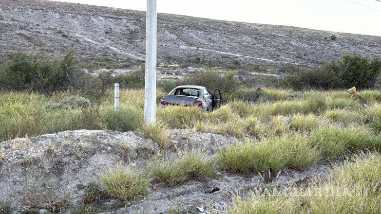 $!Sale del camino y vuelca en el libramiento Óscar Flores Tapia