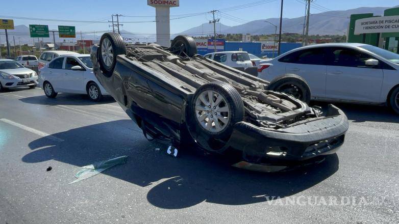 $!El accidente provocó la obstrucción del carril central del periférico, causando retrasos en la circulación por varios minutos.