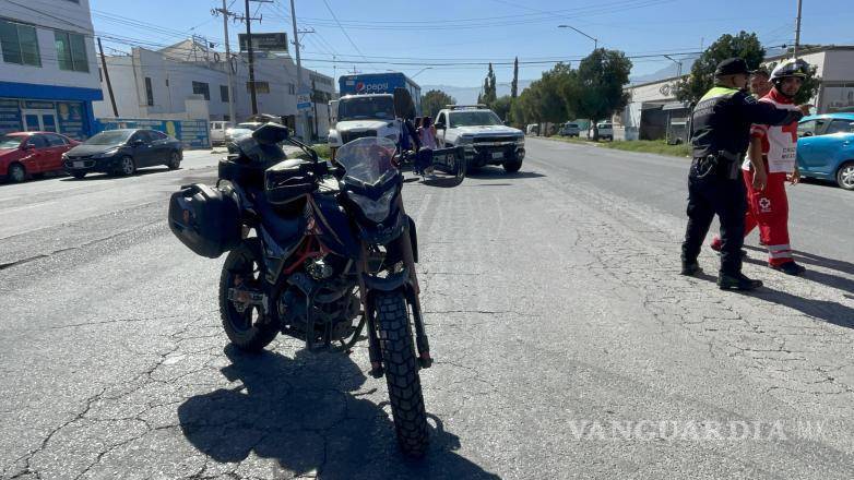 $!La motocicleta en la que viajaba la pareja impactó contra un automóvil al incorporarse sin precaución.