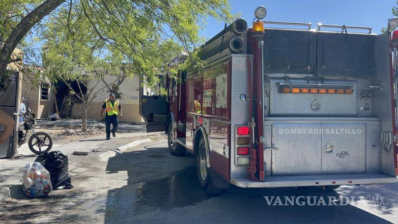 $!El siniestro movilizó a corporaciones de emergencia y seguridad hasta un domicilio donde una casa habitación resultó con daños por fuego, mientras las autoridades iniciaban las investigaciones correspondientes.