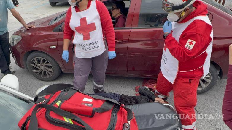 $!Uno de los adolescentes quedó tendido entre dos vehículos luego del impacto, mientras se solicitaba ayuda al número de emergencias 911.