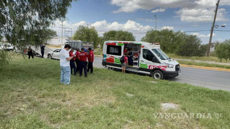$!Una ambulancia, así como familiares y amigos de las personas afectadas, acudieron al sitio tras el reporte del accidente.
