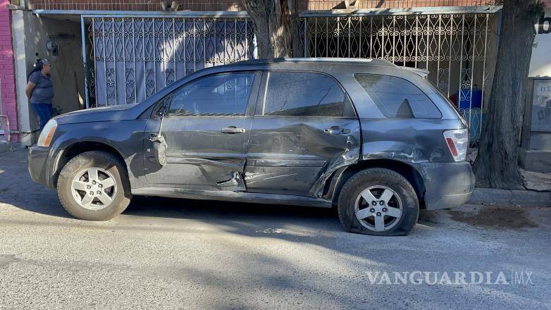$!Una camioneta que se encontraba estacionada recibió el impacto del transporte de personal.