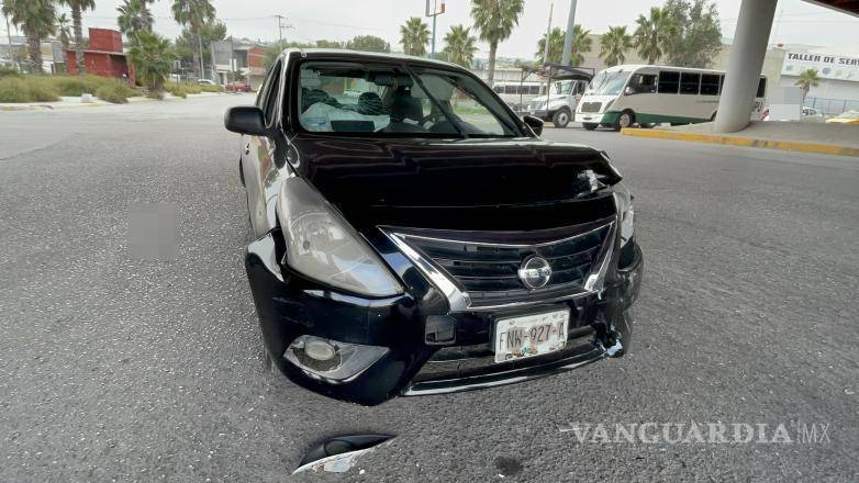 $!La mujer que provocó el accidente no guardó la distancia adecuada al chocar con otro vehículo.