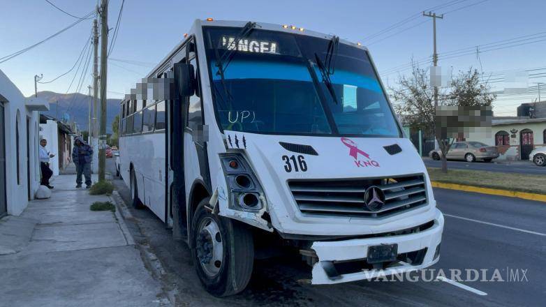 $!El conductor del camión de la empresa KNG es detenido por la Policía de Tránsito tras escapar del lugar del accidente.