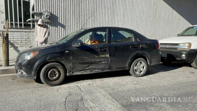 $!Paramédicos valoraron a una mujer tras el accidente, sin lesiones de gravedad.