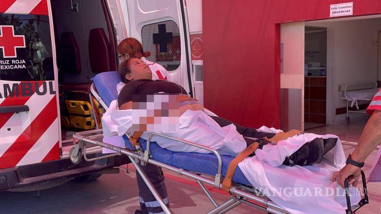 $!La movilización de una ambulancia se registró la mañana de este martes, luego de que la mujer manifestara malestar tras presuntamente haber sido picada durante la madrugada.