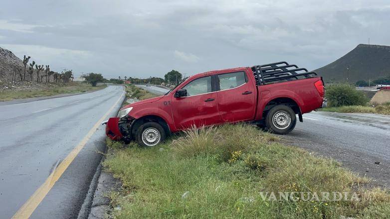 $!Personal de la Guardia Nacional tomó conocimiento del accidente y supervisó las maniobras para el retiro de la unidad siniestrada, con el objetivo de restablecer las condiciones de seguridad en este tramo carretero.